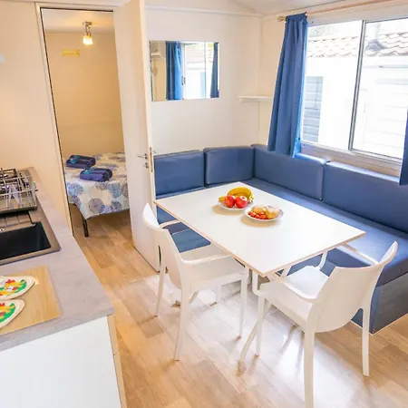 مكان تخييم Happy Camp Mobile Homes In Cisano San Vito باردولينو