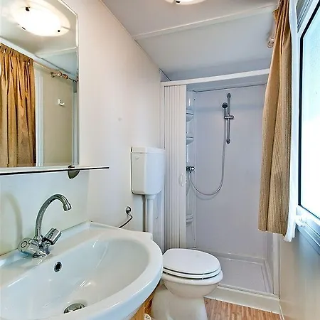 مكان تخييم Happy Camp Mobile Homes In Cisano San Vito باردولينو