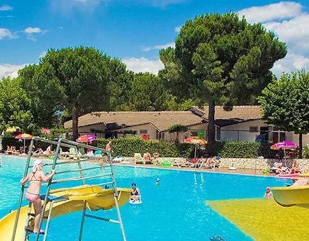 مكان تخييم Happy Camp Mobile Homes In Cisano San Vito باردولينو
