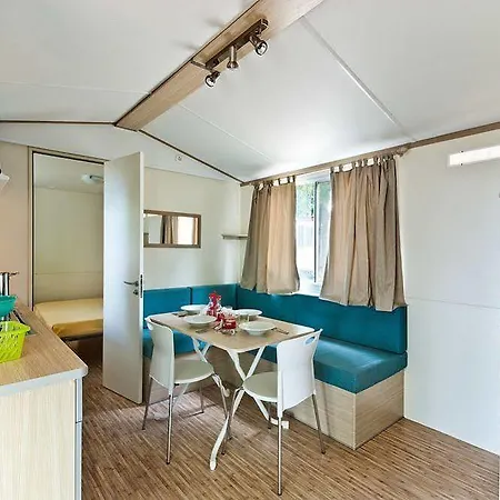 مكان تخييم Happy Camp Mobile Homes In Cisano San Vito باردولينو