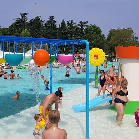 مكان تخييم Happy Camp Mobile Homes In Cisano San Vito باردولينو