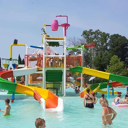 Happy Camp Mobile Homes In Cisano San Vito Campsite 4*